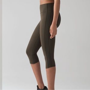 25 Lululemon Squad Goals Crop (17") Leggings Dark Olive Sz 4